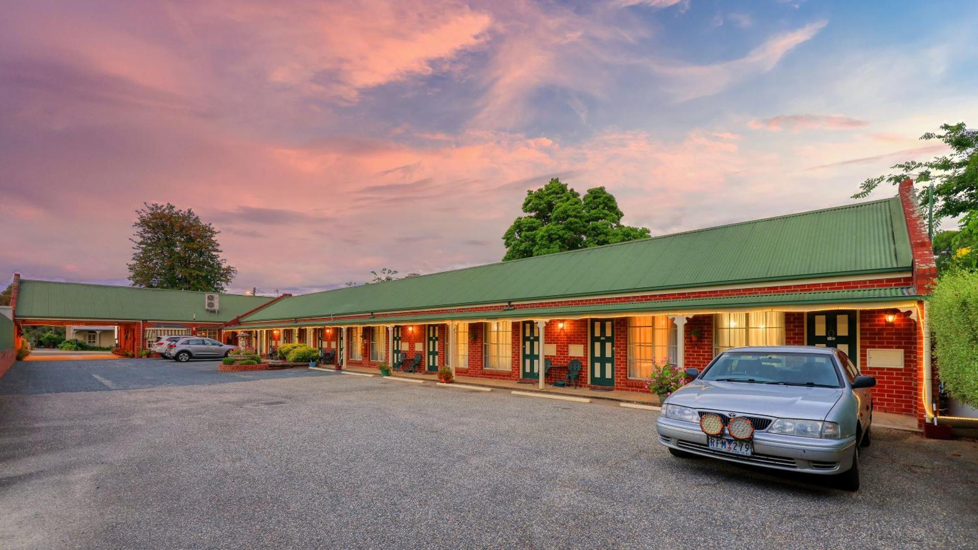 Elms Motor Inn Tumut Extérieur photo