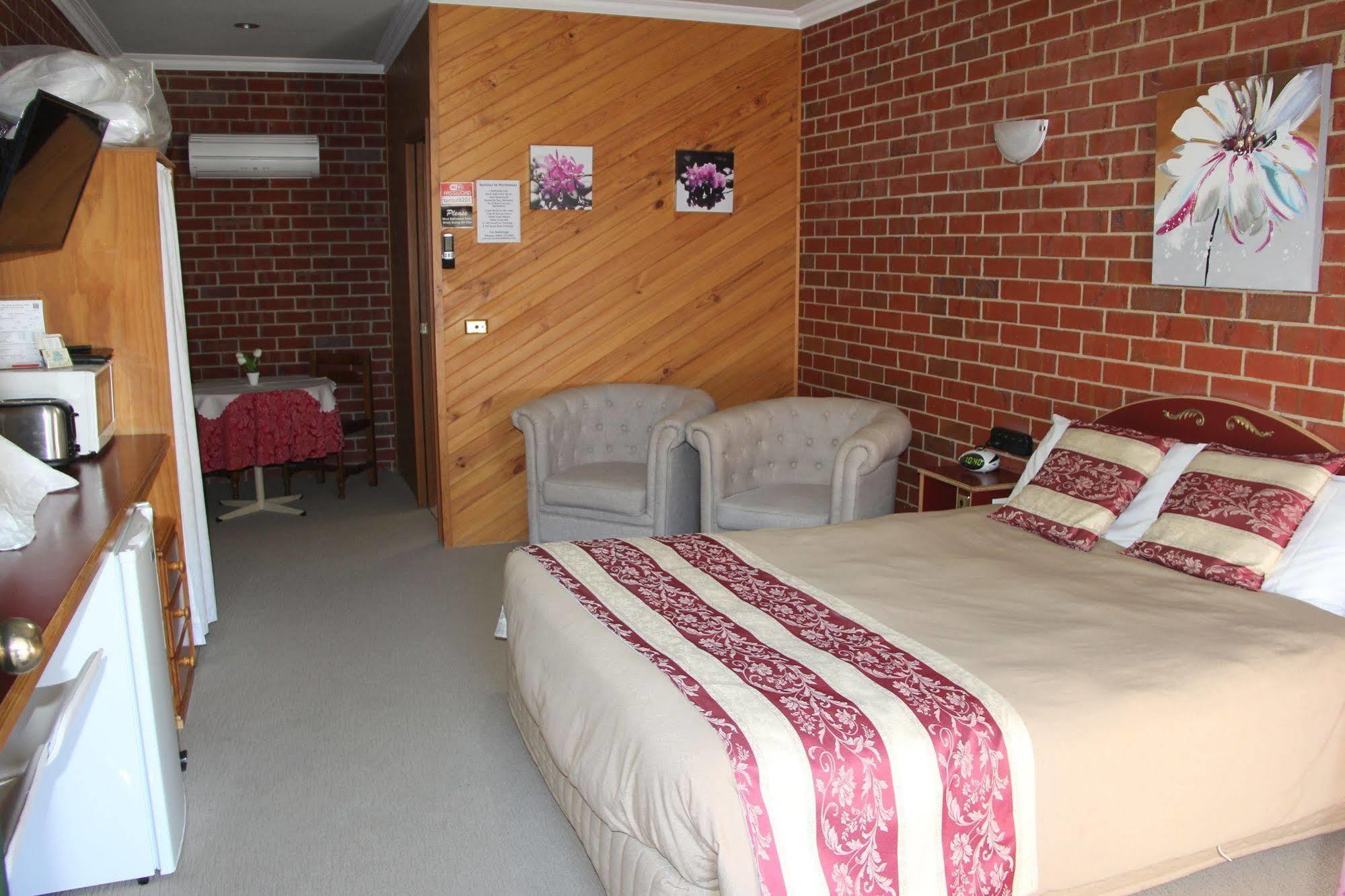 Elms Motor Inn Tumut Extérieur photo