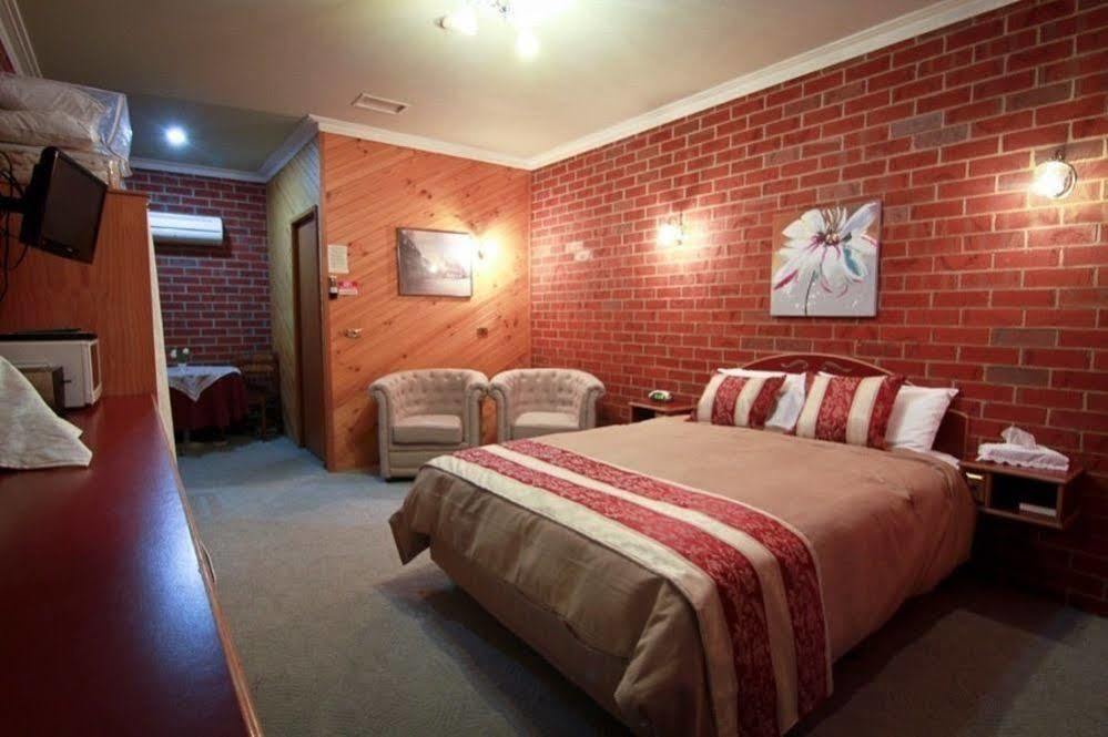 Elms Motor Inn Tumut Extérieur photo